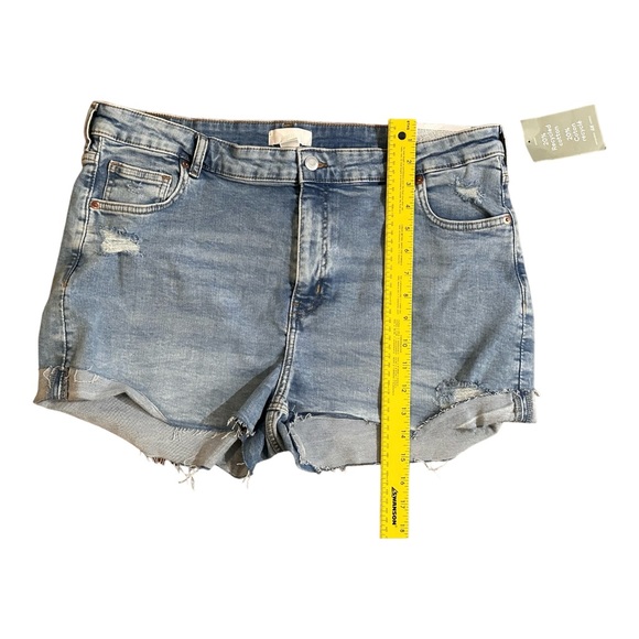 H&M Distressed Mom Fit Stretch Jean Shorts Cuffed High Rise Light Wash Size 18 - Picture 5 of 12